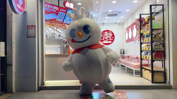 #雪王驾到 #蜜雪冰城甜蜜蜜 #谁家大美人 雪王几天没和大家见面,想死大家啦🫰🫰🫰 大家抓紧点赞 让雪王换身新衣服😎