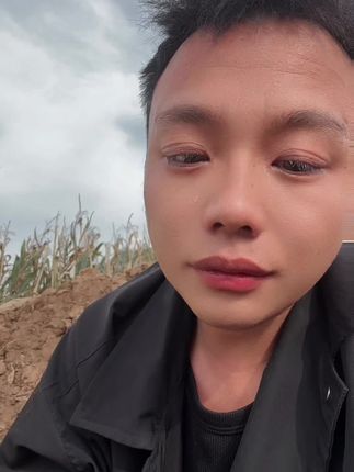 后来啊,乡愁是一方矮矮的坟墓我在外头,妈妈在里头,躺在妈妈坟前,就像躺在妈妈怀里一样,妈妈,您是不是也会想我,就像我想念你一样?