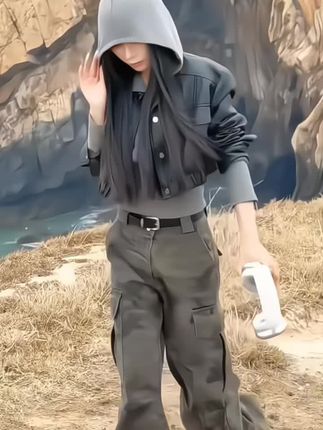 #街拍小姐姐穿搭秀 #引领时尚潮流 #辣妹穿搭 #牛仔裤穿搭 #简约穿搭