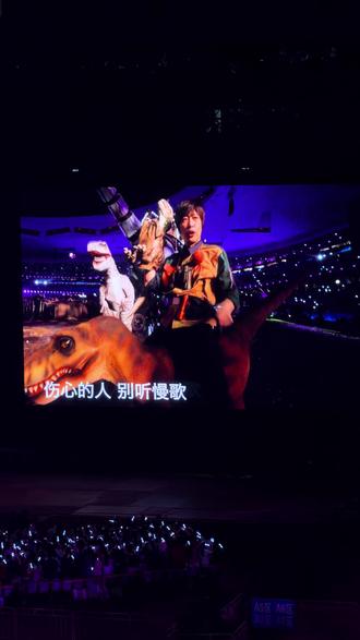正在看小恐龙嗨皮!一扭头阿信骑小恐龙上了!!! #五月天 #五月天鸟巢演唱会