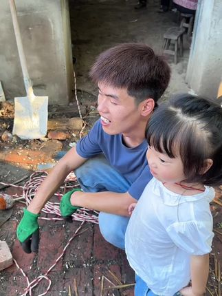 如果我爸妈没有在三十年前把我从荒郊野外抱回家,他们现在的生活该怎么过呢?或者是如果他们没把我抱回家那我哪来的三十岁呢,但是如果没有嫁给乔先生那我的三十岁该怎么过,这不就是家人的意义吗,在互相治愈中成长,让一个大家庭有爱有情成为一个有温度的地方#婆家 #有爱的家庭氛围 #夫妻