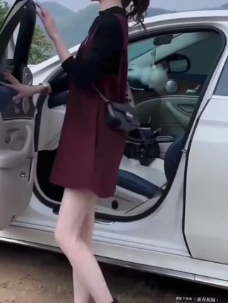 早春洋气减龄显瘦套装温柔甜美休闲长袖打底衫背心连衣裙两件套#连衣裙 #两件套 #显瘦显高显气质 #减龄穿搭 #套装