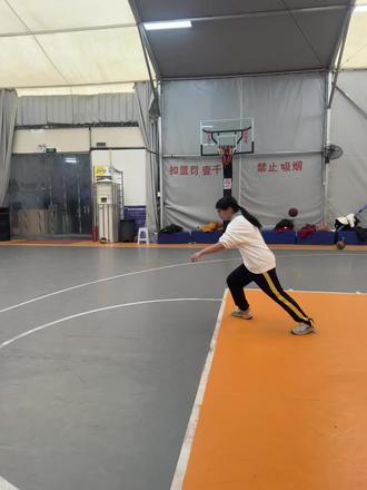 初升高体育考试项目——篮球运球绕杆
女生满分标准14秒2以内#篮球🏀🏀🏀 #日常训练 #中考体育