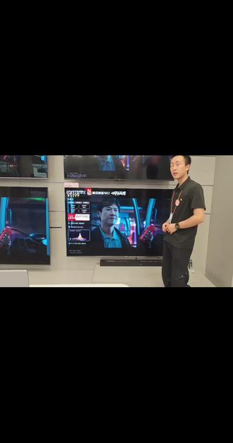 小米电视S 75mini Led至尊版 万元内找不出第二款——既有行业顶的低反屏,又带2.1.2声道,还送3年超长质保,这台电视直接戳中我的心巴!
📍「画质真的抗打」
选的就是它的低反屏,75吋1008个分区+2200nits峰值亮度(至尊版专属),白天不拉窗帘也能看得清清楚楚,明亮环境里画面照样通透~
🎵「音效像在影院」
哈曼调校的2.1.2声道太绝了!低音震感直接传到沙发上,偶尔还有头顶掠过的环绕声,立体得像在现场
🤖「智能体验很丝滑」
澎湃OS 3+超级小爱,人车家联动真的方便,系统流畅不卡顿,喊一声就能控制全屋设备
📱「投屏控设备超省心」
NFC一碰就投屏,还能在电视上看洗衣机/电饭煲的状态,遥控器一按就能管全屋智能
⏳「3年质保太放心」
别的电视最多保1年,它直接给3年,买回家完全不用担心里程碑#浙江小米之家 #小米电视s75miniled至尊版