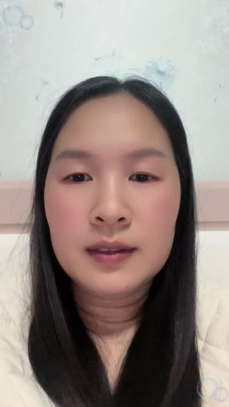 有没有姐妹跟我一样,一打开抖音,发现中间那个加号突然变成红色了?
我第一反应还以为是自己账号出问题了,后来才知道,这是抖音官方全平台统一换肤,为了庆祝元宵节、迎接全国两会,特意换成了中国红。
不是我们账号有问题,功能都正常,该发视频发视频,该看作品看作品,大家都一样。
红色看着还挺喜庆的,红红火火,寓意也好。你们的加号也变红了吗?
#抖音红色加号 #抖音小知识 #抖音使用技巧 #创作者中心 #创作灵感