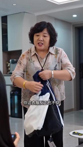 谁家里没个爱占便宜的亲戚?妈妈抹不开面,只能我来出手怼! #豆包AI #奇葩亲戚 #家庭搞笑 #怼人名场面 #内容太过真实 @抖音小助手 @DOU+小助手