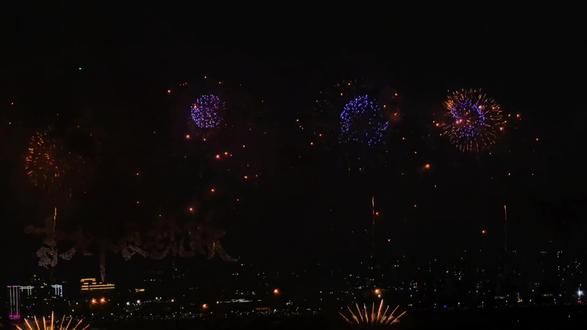 汕头请我们看一千万的烟花✨
11万发烟火揉碎星光,洒满整片海湾
七彩祥云垂下,紫藤瀑布绽放
这一刻的汕头,温柔得不像话
愿日子像烟花般灿烂,平安喜乐常伴身边
#新年快乐 #汕头烟花 #马上发财