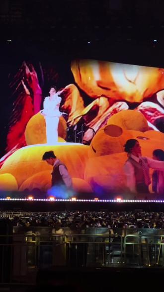 黄子弘凡真的是个超燃的中二魂。真的很想哭。最开始就是因为《青火》入坑,可是我刚粉上就告诉我不能唱了。因为版权问题闹得不愉快,粉丝都害怕让黄子多想,慢慢地默默地粉丝都不再提这首歌,安慰着黄子弘凡出了很多新的歌,没有这一首也没关系。但是!在北京!在鸟巢!“这首歌我们拿回来了”“以后都可以唱了”🥹重新以制作人的身份把这首歌带回来了。其实听了两天,我还在恍惚,粉了也有两年,第一次听到现场的《青火》,本来想过以后都听不到也就算了。没想到真的没想到……#黄子弘凡 #黄子弘凡鸟巢 #除了快乐禁止入内 #青火 #青火黄子弘凡