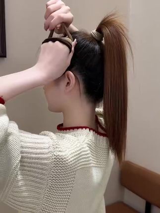 姐妹们,你们担心质量,我比你们更担心,因为没有质量就没有市场,你们担心诚信,我比你们同样更担心,因为没有诚信就没有未来的。姐妹们,我最近挖到一款超绝的头饰!戴上它的瞬间,我就知道必须分享给你们。它弹力超大,不管是头发多还是头发少,都能轻松适配,完全不会有紧绷感。而且氛围感直接拉满,只要戴上它,整个人就像从韩剧里走出来的女主角一样,美得冒泡。它的设计美观又耐看,不是那种一眼就看腻的款式,越看越喜欢。这么宝藏的头饰,姐妹们可别错过,赶紧点击购物链接看看有啥优惠吧!