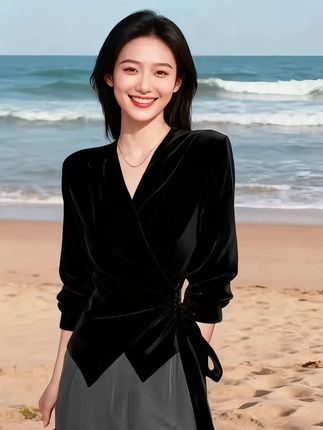 这件丝绒衬衫真的美到心巴上! V领一整个修饰脸型,秒变上镜小V脸~收腰剪裁超懂女生,轻松勾勒出好看的身材曲线。 最绝的是丝绒面料,自带细腻光泽感,高级感直接拉满!搭配半裙或牛仔裤都很可,妥妥的法式气质担当~ #丝绒衬衫 #法式穿搭 #显瘦上衣 #气质单品#秋日户外就穿琥珀系