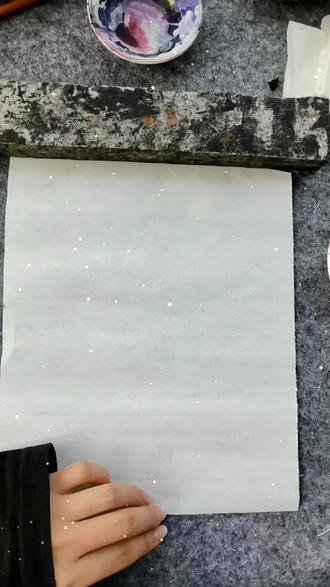 🎨 零基础也能画的国画枇杷|3步搞定吉祥果!
姐妹们!超简单的国画枇杷教程来啦~
手残党也能画出金灿灿的吉祥果,挂家里寓意“金玉满堂”✨
✅ 第一步:画果实
用藤黄+硃磦调出暖黄色,侧锋点出椭圆形,记得留一点空白,让果子更有通透感,最后用浓墨点出果脐,瞬间就有灵魂啦!
✅ 第二步:画叶子
花青+藤黄调出汁绿色,中锋画叶形,再用浓墨勾出叶脉,叶片要大小错落,才更有自然的生机感~
✅ 第三步:画枝干
浓墨枯笔写枝干,不用太规整,歪歪扭扭才有意境,最后补几根细枝,连接果子和叶子,一幅完整的枇杷图就完成了!!
新手宝子们快试试!简单又出片,画完挂家里超治愈~
#国画教程 #国画 #随手画 #日常瞎画 #枇杷