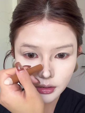 当我第一次尝试修容笔,这感觉谁懂啊?OOO修容笔真是新手友好,简单几下就把我的小翘鼻给支棱起来了!另一头的哑光高光用来提亮泪沟、法令纹,哪里凹陷涂哪里,面部一下子就饱满立体了。#修容教程 #修容前vs修容后 #修容笔推荐 #面部提升 #化妆工具