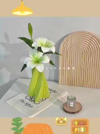 保湿手感百合花仿真花带陶瓷花瓶餐桌高档次桌面房间装饰摆件#保湿仿真花 #百合花摆件 #陶瓷花瓶 #桌面装饰 #房间摆件@DOU+小助手 @DOU+上热门 @DOU+好生意