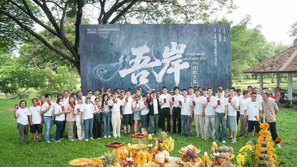 雄关漫道真如铁,而今迈步从头越。
这部剧是根据长佩文学网作者 苏二两 的耽美小说《 四面佛 》改编的,于2025年6月8日在泰国曼谷低调开机。中泰合拍