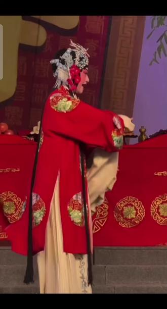 一提起昨天那鬼天气就浑身发冷,演员衣着单薄却又纹丝不动,动作神态每个细节丝毫没有受到影响,这就戏比天大吧#谁说戏曲不抖音 #胡曙光