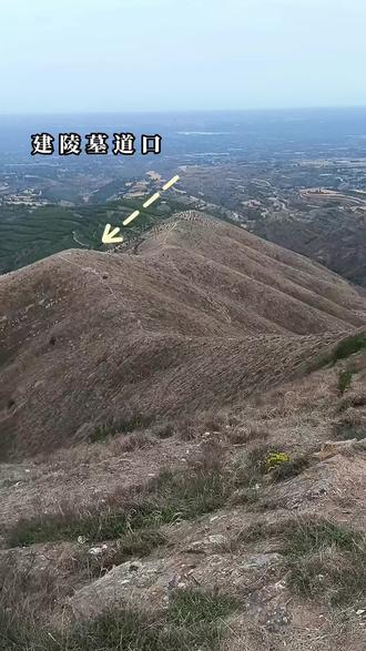 唐建陵,为唐十八陵之一,是唐肃宗李亨、章敬皇后吴氏、韦妃合葬的陵墓,位于陕西省咸阳市礼泉县西北15公里建陵镇凉马村,因山为陵,东与九嵕山昭陵遥相对峙,西与梁山之乾陵隔川遥望,北面群山叠嶂,南面是层层梯田和广阔的沃野。陵园东墙长1524米,北墙长879米,西墙长1373米,南墙长1050米,面积15万平方米。
宝应元年(762年),唐肃宗驾崩后葬在建陵,因为张皇后作乱,所以以唐代宗母章敬皇后吴氏共葬。因山为陵,陵区周围二十公里。四门原各有石狮一对,南门外石人十对,石马五对,朱雀(鸵鸟)、翼马、华表各一对。北门外石马五对。因水土流失严重,地面建筑大多不存。
唐建陵现存有唐关中十八陵中保存最完整、雕凿最细腻石刻。有汾阳王郭子仪、开国公李怀让等陪葬墓。