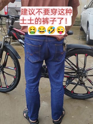 夏天运动最怕啥?闷汗黏腿像裹了层保鲜膜?这条冰丝短裤直接给你开空调! 一摸就惊了——凉丝丝的冰丝面料像把小风扇揣在裤兜里,出汗瞬间就吸干,跑半小时裤腿还是清清爽爽的。修身版型不会松垮晃荡,但弹力大到劈叉都没压力,四分长度露脚踝特显腿长,侧边开叉设计让跨步、起跳完全不卡壳,不管是健身房举铁、夜跑刷街,还是打完球坐路边喝冰饮,舒服得想焊在身上! 男生夏天的运动自由,一条就够了~ #男士运动短裤 #夏日穿搭 #男生穿搭 #五分裤 #夏日通勤休闲穿搭