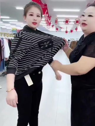 连帽秋季新款经典条纹时尚烫钻宽松显痩打底衫中年妈妈大码女装#百搭显瘦 #面料柔软亲肤 #百搭上衣 #大码穿搭 #遮肉显瘦穿搭