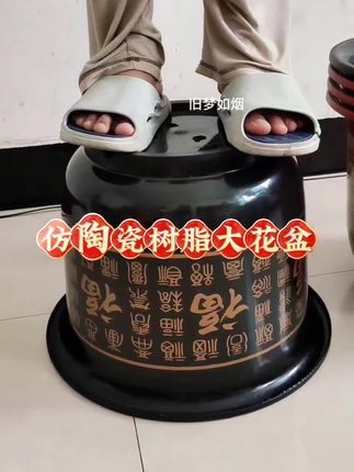 #创作灵感 这个花盆也太好用了 它是加大加厚树脂材质的,结实耐用,抗摔耐压,底部通风口设计,透气性好,也不用担心烂根了,而且还自带托盘,养花种树种菜干净又卫生#花盆#爱生活爱养花#花卉绿植#阳台养花
