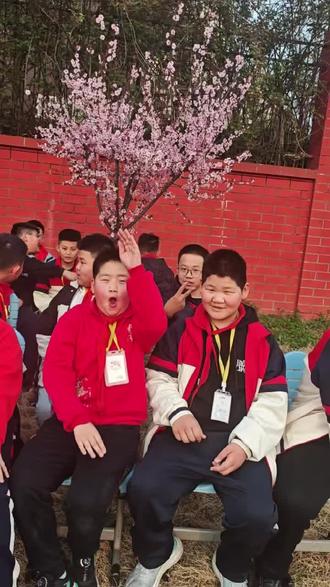 春季运动会比赛得了第一名老师录的视频不知道是比赛前还是比赛后,这么高兴#枣庄薛城 #春季运动会 #第一名 #小小男子汉在慢慢长大