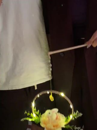 #种草 #创意手工 #今年的中秋,来点不一样的氛围感吧!和孩子一起亲手制作一个可爱的兔子花灯吧!所有的配件齐全,只需要简单拼插,涂上喜欢的颜色,贴上闪亮的小装饰,一个精致又可爱的小兔子就完成了。中秋提着它,氛围感满满,快给家里的小可爱安排起来吧!