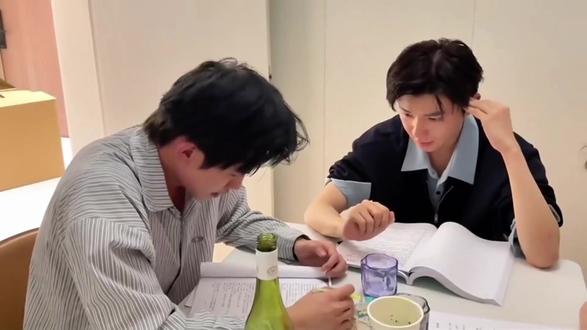 云旗入戏哭的不能自已 还是只能他哥来哄他#云旗yunqi #郝熠然 #云熠 #高嘉辉