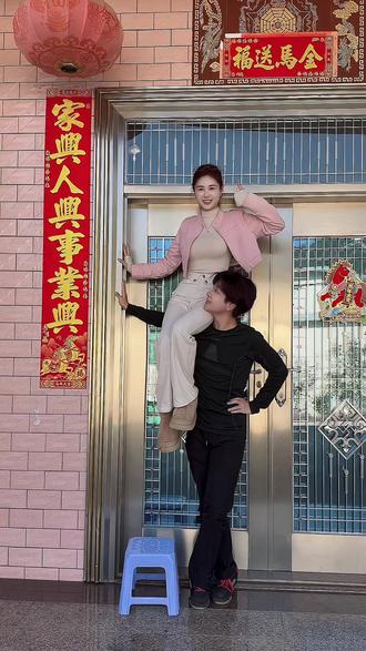 跟你们没弟弟的说不清#顶天立弟 #扛肩拍 #高难度动作 #回村过年