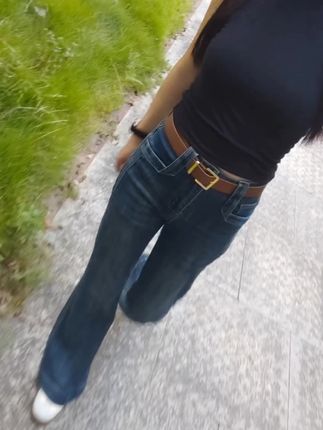手机有电。余额有钱,才是安全感,至于有没有人爱已经不重要了。