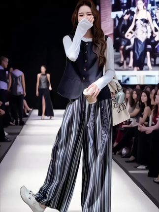 2025春秋这套松弛感三件套戳中懒人的心!竖条纹T恤显瘦不挑人,马甲叠穿添层次,阔腿裤垂感绝了,藏肉又显腿长。韩系ins风配色清爽干净,搭帆布鞋是街头慵懒范儿。不用费心搭配,一套出门随性又时髦,松弛感拿捏得死死的~#优雅气质 #高级感穿搭 #引领时尚潮流 #时装搭配 #气场全开 @DOU+小助手 @DOU+上热门