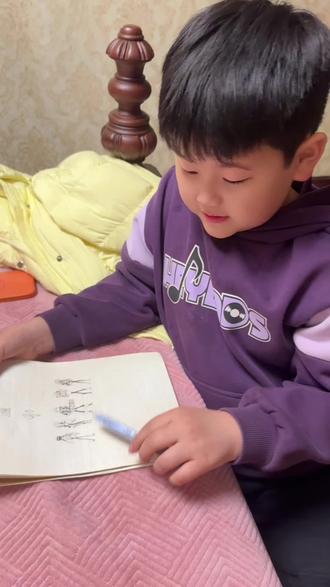 看看儿子画的画,太出乎我的意料了,画的各有特点、还带讲解~ #记录真实生活 #日常vlog