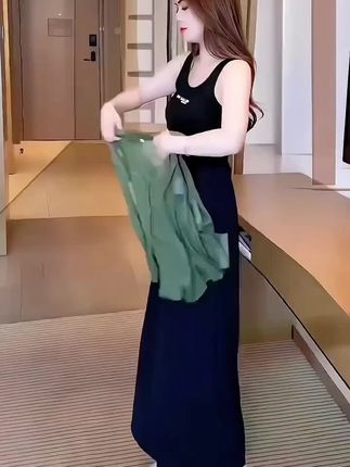 快来看这件春秋防晒服,穿上身也太美了吧,简直让人眼前一亮,不管是配裙子还是搭裤子都超好看。这款短款防晒服是休闲款的薄外套,超级时髦又显年轻,简直就是女神必备的夏日单品。而且他还有个名字叫时尚减龄的女装上衣真的非常漂亮,谁穿都会喜欢。这个夏天一定要拥有这件时尚防晒服,让你瞬间变身气质美女,赶紧下单吧,错过可惜了。#日常生活 #万能的抖音 #看过来 #日常分享