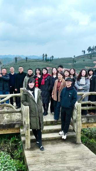 三尺讲台旁,师心映月长。
元旦添吉庆,老师祝安康。
#2026 #元旦 #美术老师 #凤冈县 #新年祝福视频