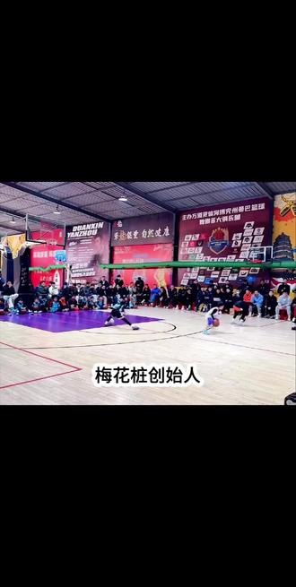 别再练枯燥的直线运球了!
孙阳指导梅花桩球性训练,专克运球低头、变向拖沓两大痛点!
桩间穿梭练反应,对抗级控球手感这么磨出来的!
各位教练,这套训练逻辑值得你放进教案!
#篮球教学 #控球技巧 #孙阳篮球训练#少儿篮球#篮球教练 #篮球培训