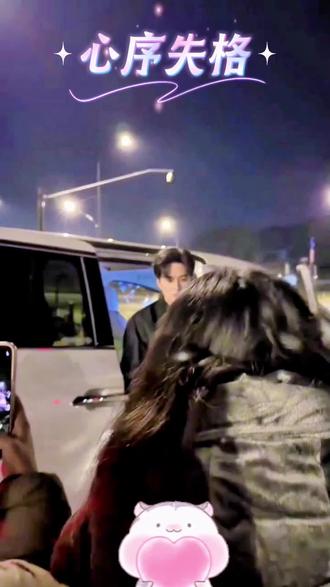 《心序失格》杀青啦!新剧从开机到杀青,真是累坏了我们王皓祯老师了,杀青了都没回去好好休息一下, 听说今天又得去傅导剧组开机了,祯是无缝进组的天马啊,辛苦我们的王甜甜啦!#王皓祯 #杀青快乐 #劳模 #我的宝藏男孩 #上热搜