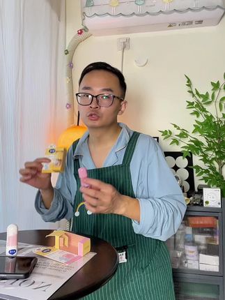 #戴可思护唇精华油