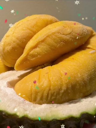 猫山王的浓,黑刺的柔,撞在舌尖成了惊喜。  两颗榴莲,两种风情,一口尝尽马来西亚的热与柔。