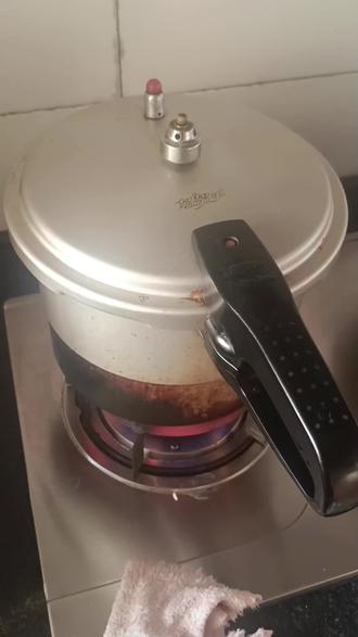 用高压锅蒸鸡蛋不用撇浮沫,也没有盖保鲜膜,进入的水汽不影响成形。好办法以后就用它了#高压锅食谱