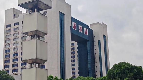 南昌湾里老四坡至雷公尖的徒步距离因路线选择不同而有所差异,综合参考信息如下:
主要路线距离
经典往返路线
1、老四坡至雷公尖往返全程约6.2公里。
2、单程距离约2.3公里(从老四坡终点到雷公尖)需耗时约40分钟
3、环线组合路线
1、老四坡→雷公尖→乌井水库环线全程约8.27公里
2、老四坡→雷公尖→新四坡环线全程约7.1公里,部分活动记录显示此类路线可达14.4公里(含其他支线)
4、其他参考数据
四坡中第四坡最陡峭
注意事项
路况以土路为主,需穿防滑鞋,雨天不建议前往,沿途有补给点(如水、零食),夏季树荫较多较凉爽1。
不同路线差异主要在于是否绕行乌井水库或新四坡,建议根据体力选择。