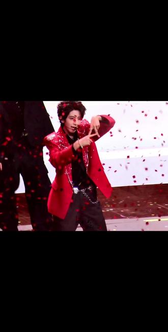 圣罗兰之花在澳门绽放
#陈浚铭 #陈浚铭圣罗兰之花 #陈浚铭四代唯一纯血门面#闭嘴跳舞