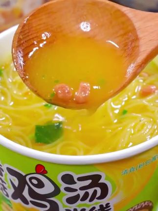 #速食美食 #香菇鸡汤米线 米线爽滑 浓郁的鸡汤搭配上香菇的味道,真的鲜美到让人难以抗拒。#懒人美食 #太香啦 #灵魂宵夜