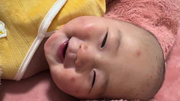 大半夜不睡觉你傻乐个啥呢#小奶娃 #你家孩子也这样吗