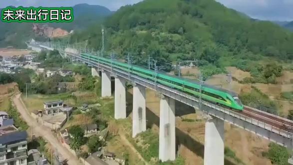 目前关于丽宁高铁(又称宁丽铁路)根据最新权威信息(截至2026年5月),该项目核心规划细节已明确,以下是您我需要关注的重点:
1.丽宁高铁最新规划要点线路标准全长234.5公里,设计时速250公里/小时,双线高速铁路,总投资480亿元。设8座车站:覆盖丽水、云和、景宁、泰顺、寿宁、周宁、宁德等县市(福安站被取消,新增泰顺站)。
2.建设意义打通浙西南与闽东北直连通道,丽水至宁德通行时间从3.5小时缩至约1小时。实现丽水“县县通铁路”,推动浙闽山海协作,串联长三角与海西经济圈。当前进展技术方案已于2025年11月通过国家级评审,纳入国家“十五五”规划(2026-2030年)。
3.铁路设站不仅是交通节点的布局,更是地方经济社会发展的命脉。再说2025年11月技术方案已明确丽宁铁路途经周宁,鉴于周边县市均在积极争取资源,周宁县面临着激烈的竞争态势,若错失设站良机,将极大制约我县未来发展潜能,直接影响全县未来数十年的发展格局。
4.周宁紧盯丽宁高铁可行性研究及初步设计的关键节点,及时掌握最新动态,精准解决技术卡点,力争将“周宁设站”写入最终的国家级批复文件。
5.周宁积极展示承接项目的决心与能力,加大宣传力度,凝聚全县共识,营造全民支持铁路建设的良好氛围而努力。