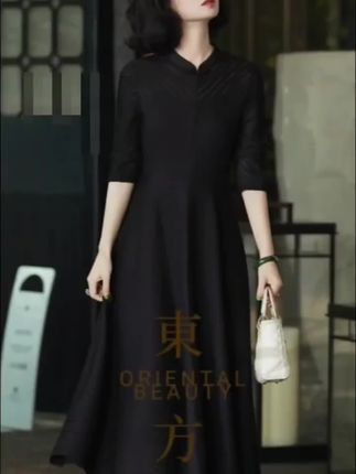 姐妹们,这条裙子真的太显瘦了,它是那种坑条的纹理,所以视觉上就会显得人很薄,而且还是长袖的设计,秋天穿刚刚好,不管是单穿还是叠穿都很好看,喜欢的话千万不要错过。#时尚穿搭时尚穿搭时尚 #时髦穿搭 #日常搭配气质穿搭 #休闲穿搭 #潮流时尚穿搭