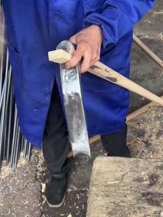 手工锻打锄头轨道钢农用老式开山挖笋种菜工具农具户外除草挖#锄头 #开荒种地 #挖笋锄头 #农用工具
