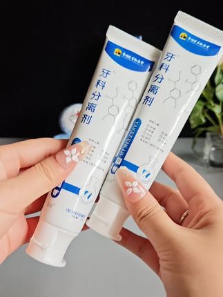 家人们,李时珍牙科分离剂真的被我挖到宝了!用过一次就彻底圈粉,回购根本停不下来~ 上嘴那叫一个温柔,一点不辣口,就像给口腔做了场舒缓SPA,牙龈敏感的姐妹尽管冲!清洁力也超在线,刷完嘴里清爽又舒服,口气啥的全消失,笑起来终于能大方露牙齿啦~ 这宝藏真不用纠结,闭眼囤就对了!谁用谁知道有多香~ #口腔护理神器 #无限回购 #亲测好用 #牙齿健康