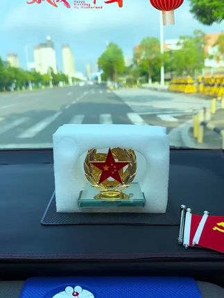 信仰的颜色是中国红”,用在车里的这款摆件上太贴切!颜值在线又有分量,既是#汽车好物 也是#有车必备 的#汽车摆件 ,细节处尽显质感,超符合#高档大气上档次 的需求,必须冲~@抖加🔥 @上热门