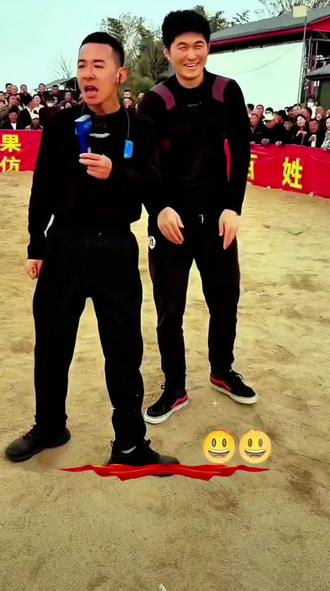 小钢炮又把对方衣服撕叉了哈哈😃😃😃#摔跤娱乐活动 #摔跤搞笑视频 #男女混合自由式摔跤