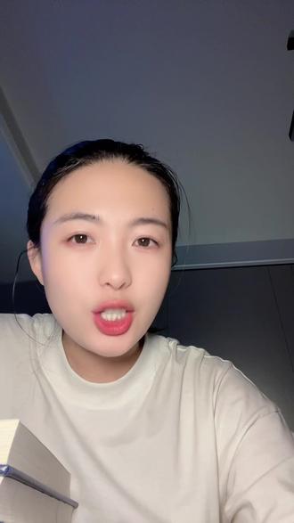 核心人设三要素:够靠谱 + 不好惹 + 露点富。记住这三点,你受的委屈能少一半。
具体怎么做?15条干货,记好了:
1. 暗示家境:不经意透露家里有点小钱,有几套房在收租,但不炫耀。
2. 表明立场:和家里关系“不好”,所以别指望我拿家里钱填窟窿。
3. 设立底线:我不好欺负,有人撑腰,但找我借钱?没有。
4. 降低姿态:上班不为挣钱,就为交个社保,显得与世无争。
5. 保持松弛:装得不太聪明,松弛感拉满,减少敌意。
6. 团结同事:见人就笑,没啥坏心眼,搞好群众基础。
7. 尊重直属:对直接领导,态度绝对好,他说啥就是啥。
8. 绑定高层:私下要和能决定你升迁的大领导维护好关系。
9. 能力过硬:本职工作必须认真细致,出错率极低。
10. 主动担当:分内工作义不容辞,临时加活也不推脱。
11. 及时汇报:让领导随时掌握你的进度,感觉一切尽在掌握。
12. 守住嘴巴:懂得筛选信息,不该说的绝对不说。
13. 学会分享:有好处不独吞,主动和领导、同事分享。
14. 适当谦让:遇到评优奖金,懂得适时让给老同事,赚取口碑。
15. 眼光放长:不贪小利,有格局,看起来就像能干大事的人。#内容太过真实 #心理 #职场