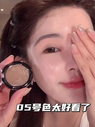 真的美死我了!这个高光闪片也太绝了,随便涂涂就好闪!可以当眼影、腮红、高光,妆容一下子就变得精致又高级!出门约会聚会你就带它!闪片公主 yyds!快喊你的闺蜜给你买!#高光#眼影#腮红 #超闪 #美妆好物