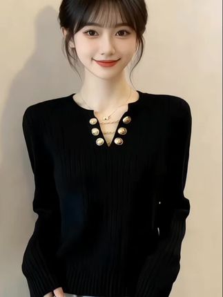 谁能拒绝这件又酷又甜的黑色针织衫啊!  金属扣设计别出心裁,领口的小细节瞬间提升时尚感,搭配浅蓝阔腿牛仔裤,休闲又不失个性。  高丸子头配上格纹蝴蝶结,元气又减龄,简单的背景也挡不住这套穿搭的魅力。不管是日常出街还是和闺蜜约饭,这样穿都超吸睛,甜酷女孩们快把这套穿搭锁死! #穿针织开衫如何摆脱土气  #早秋穿搭显贵法则  #轻松摆脱路人感的韩系穿搭  #早秋姐感气质穿搭  #高级感穿搭